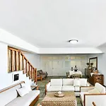 Βίλα Azure Coast Seafront Retreat *