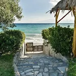 Βίλα Azure Coast Seafront Retreat *