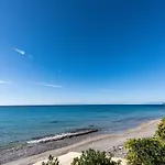 Azure Coast Seafront Retreat * 몰라 칼리바