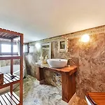Azure Coast Seafront Retreat 빌라 *