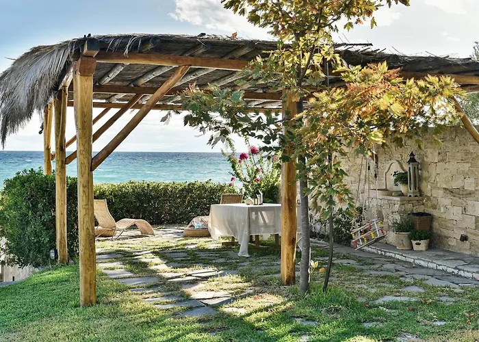 Azure Coast Seafront Retreat 别墅